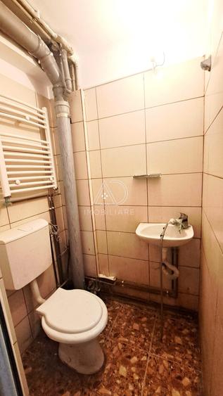 Casă individuală cu 9 camere cu Teren 96 Mp în Central