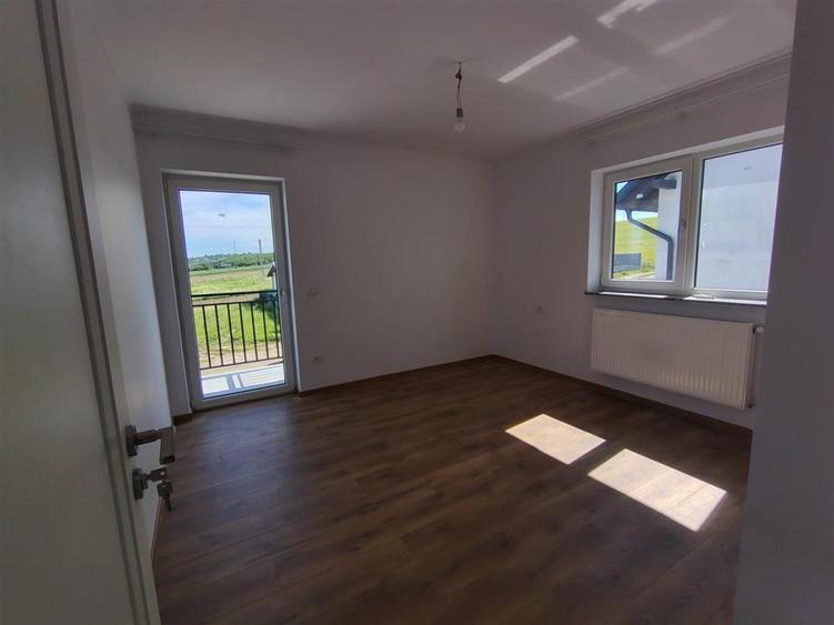 Duplex cu 4 camere cu Canalizare în Ipotești