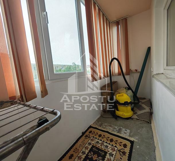 Apartament cu 3 camere semidecomandat, mobilat în Torontalului