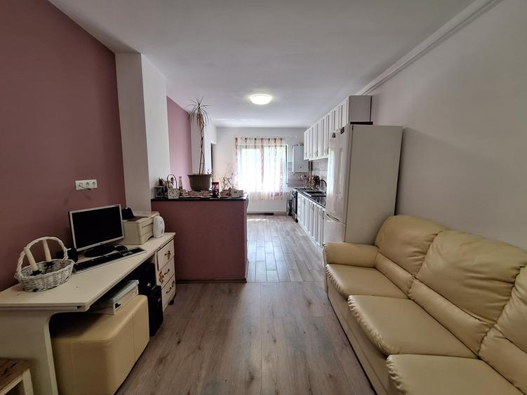 Apartament cu 3 camere semidecomandat, mobilat în Florești — fotografia 1