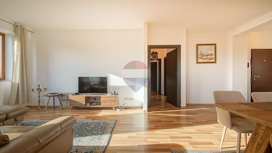 Apartament cu 3 camere semidecomandat, mobilat în Drumul Poienii