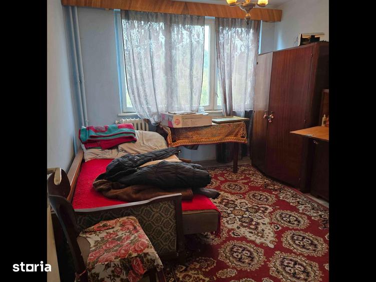 Apartament cu 3 camere semidecomandat în Central
