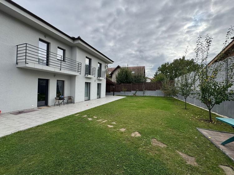 Casă individuală cu 5 camere cu Canalizare în Șura Mică
