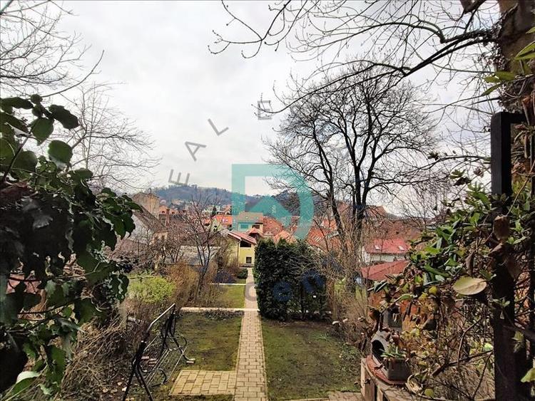 Casă individuală cu 10 camere cu Canalizare în Central