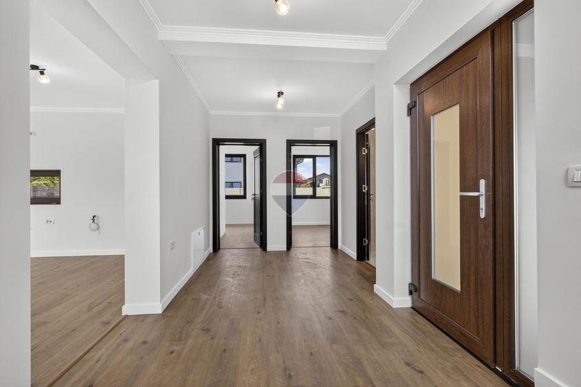 Casă cu 7 camere cu Teren 437 Mp în Livada