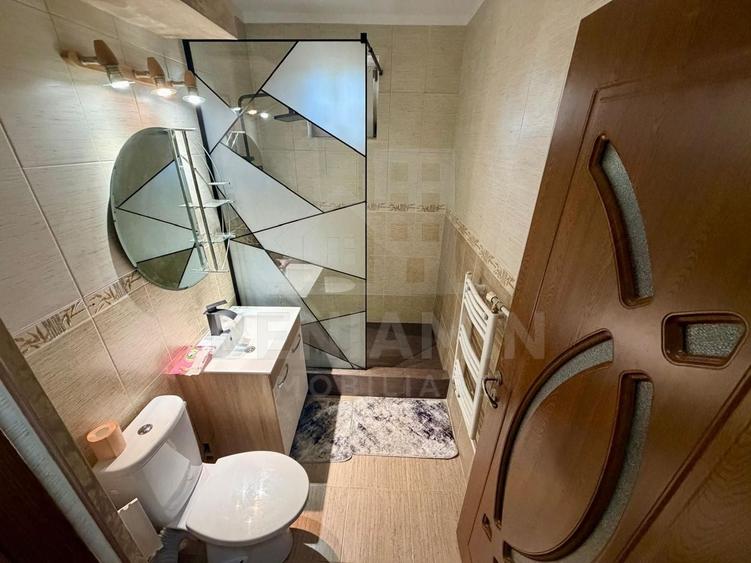 Apartament cu 3 camere semidecomandat în Craiovița Nouă