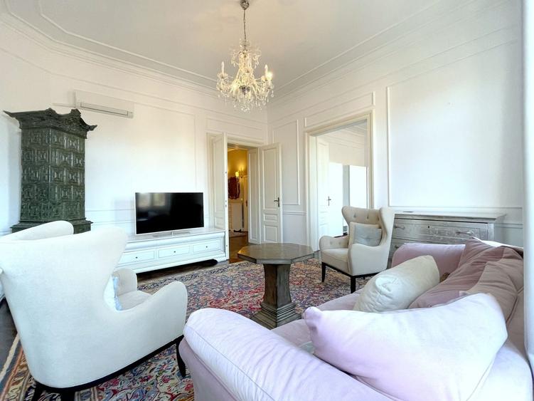 Apartament cu 3 camere semidecomandat, mobilat în Central