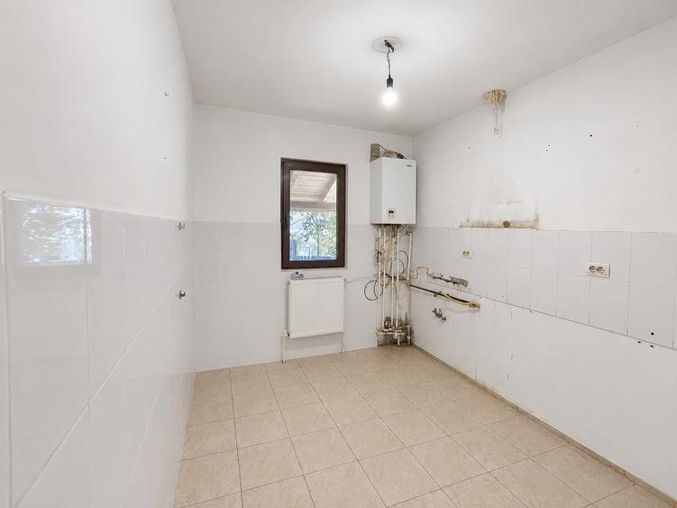 Casă individuală cu 4 camere cu Teren 1330 Mp în Central