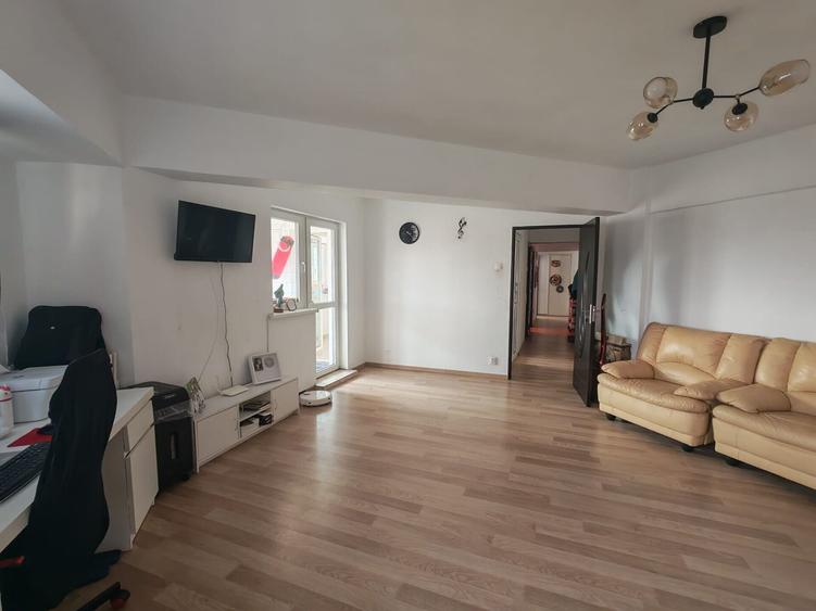 Apartament cu 3 camere decomandat în Universitate