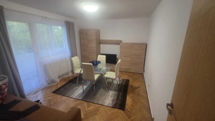 Apartament cu 3 camere decomandat în Spitalul Județean