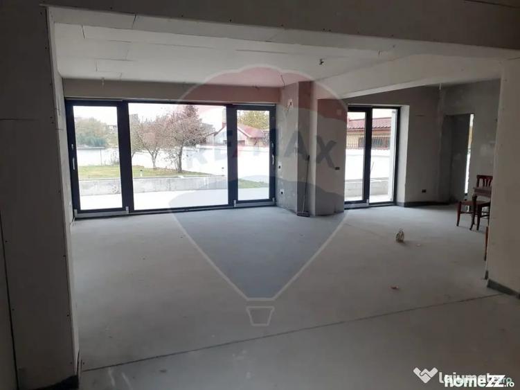Casă cu 8 camere cu Teren 1200 Mp în Mogoșoaia
