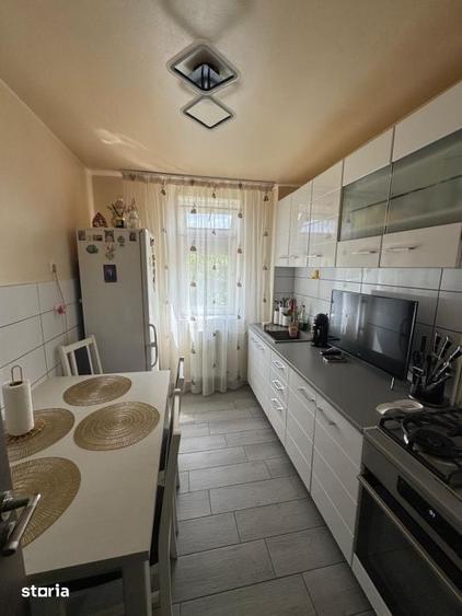 Apartament cu 3 camere semidecomandat în Calea București