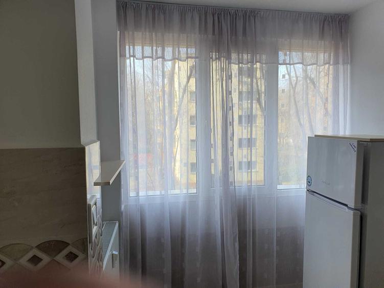 Garsonieră decomandată în Apărătorii Patriei