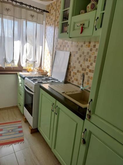 Apartament cu 3 camere semidecomandat, mobilat în Craiovița Nouă
