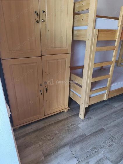 Casă cu 10 camere cu Teren 300 Mp în Cristian