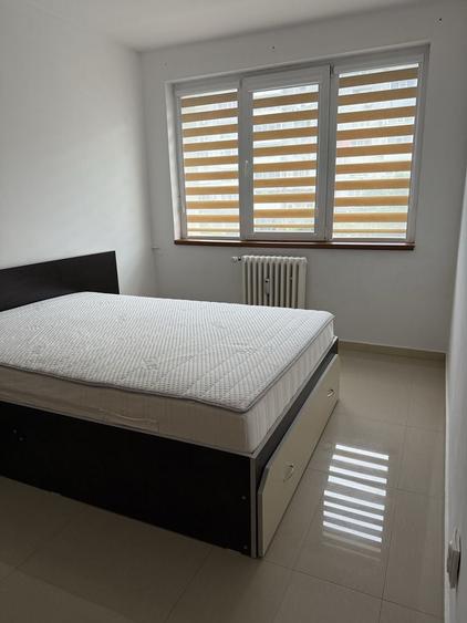 Apartament cu 3 camere semidecomandat în 1 Mai