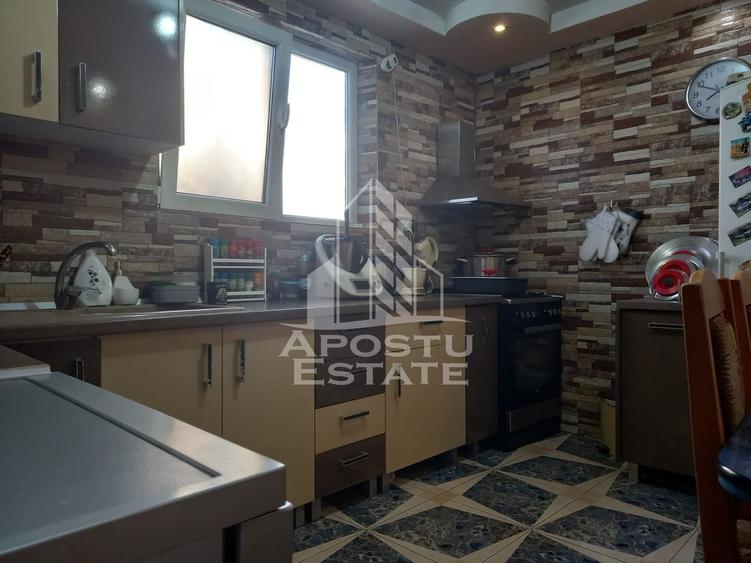 Casă individuală cu 8 camere cu Canalizare în Nord