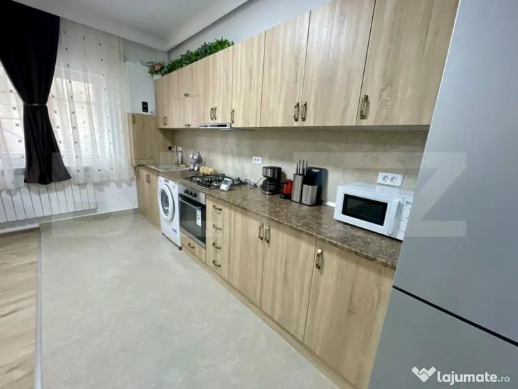 Apartament cu 3 camere semidecomandat în Central
