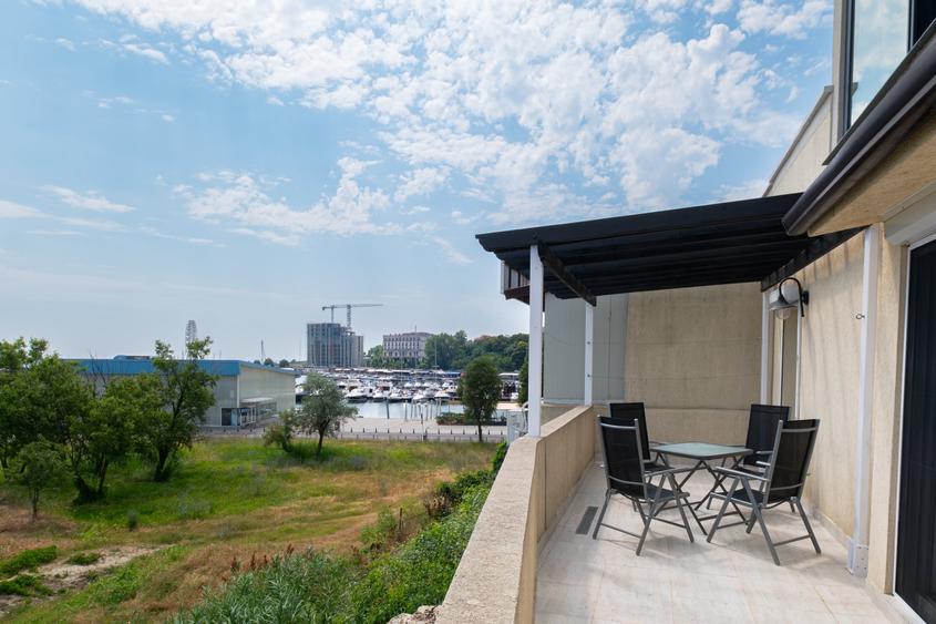 Apartament cu 4 camere semidecomandat, mobilat în Peninsula