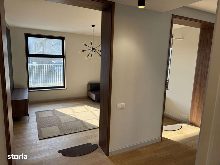 Casă cu 7 camere semidecomandat cu Teren 450 Mp în Central