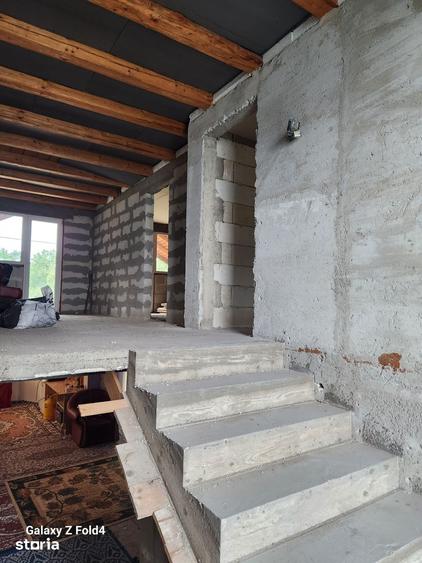 Casă cu 4 camere cu Teren 1700 Mp în Zamostea