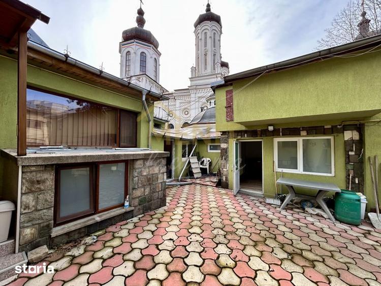 Casă cu 9 camere semidecomandat cu Teren 438 Mp în Central