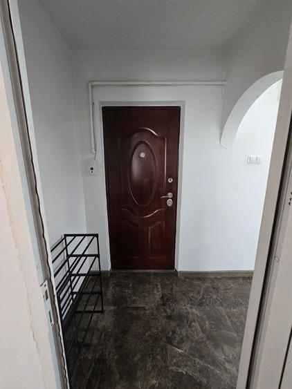 Apartament cu 3 camere semidecomandat, mobilat în Micro 4