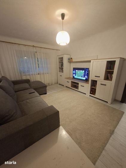 Apartament cu 3 camere decomandat în Rovine