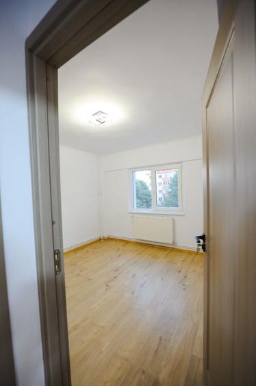 Apartament cu 4 camere decomandat în Ostroveni