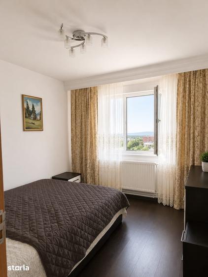 Apartament cu 3 camere semidecomandat în Tache