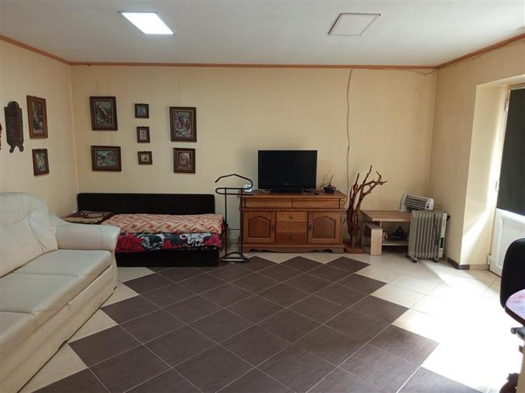 Casă individuală cu 7 camere cu Canalizare în Vest