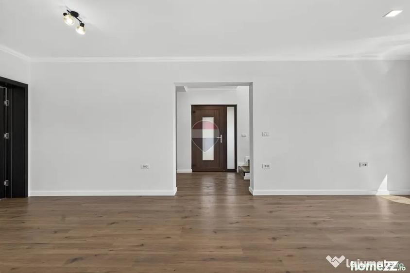 Casă cu 7 camere cu Teren 437 Mp în Livada