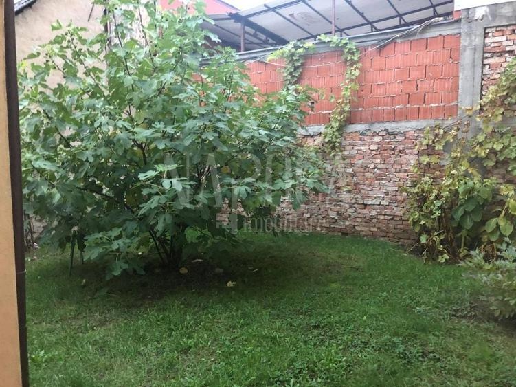 Casă individuală cu 8 camere cu Canalizare în Central