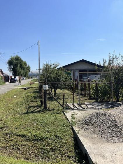 Casă cu 4 camere în Sinești