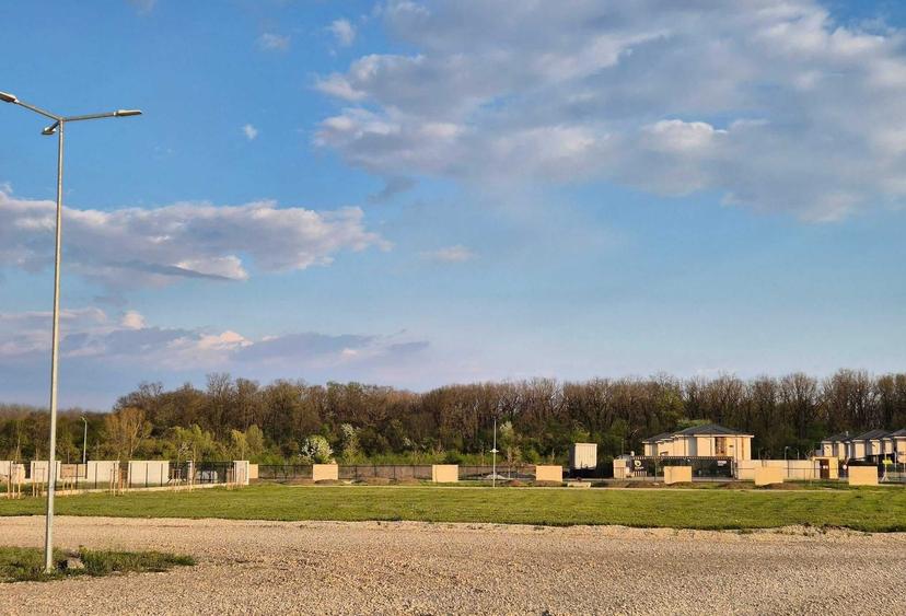 Teren de 648 mp, în Gulia