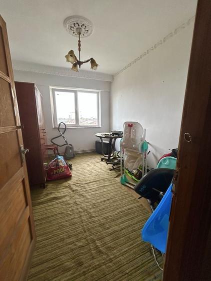 Apartament cu 4 camere decomandat în Central