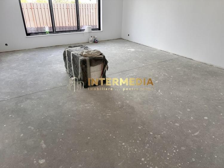 Casă individuală cu 4 camere cu Canalizare în Cetate