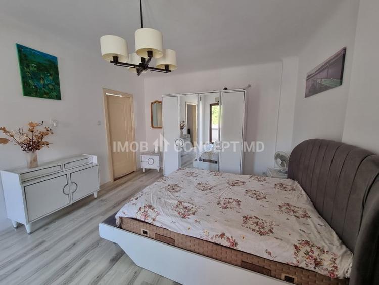 Casă individuală cu 8 camere cu Canalizare în Ultracentral