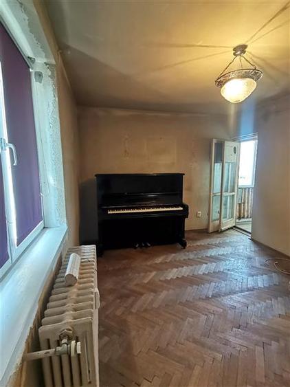 Apartament cu 3 camere semidecomandat în Barbu Văcărescu