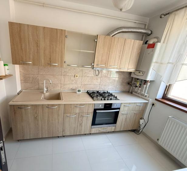 Apartament cu 3 camere decomandat, mobilat în Roșu
