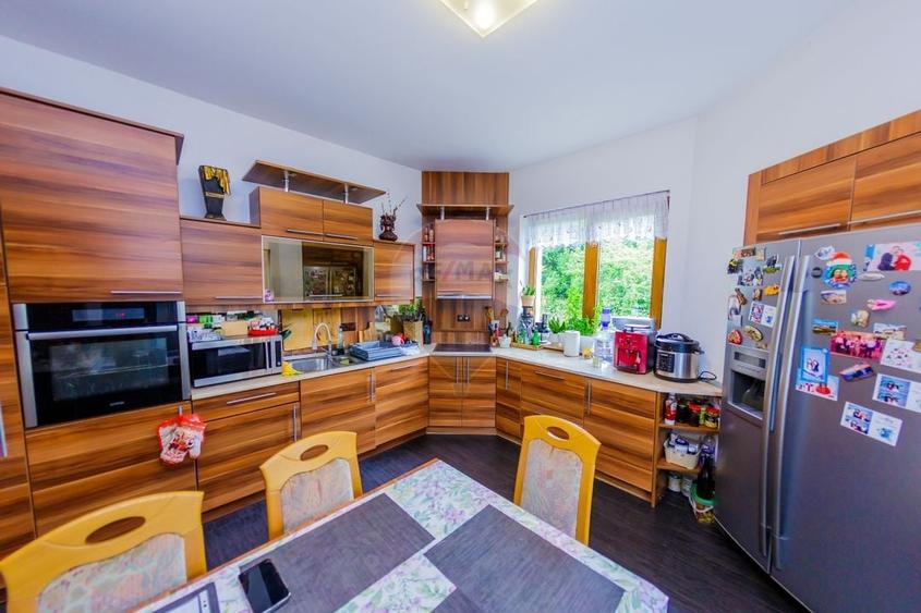 Casă individuală cu 5 camere cu Teren 1108 Mp în Valea Roșie