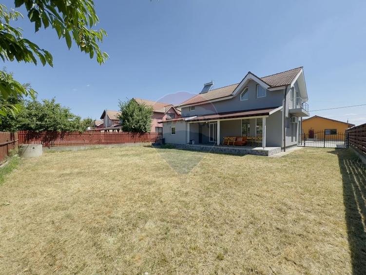 Casă individuală cu 5 camere cu Teren 500 Mp în Paleu