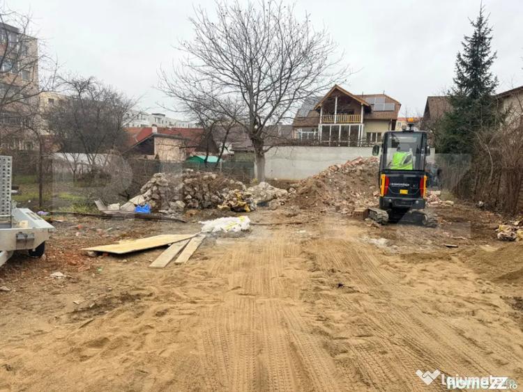 Teren de 350 mp, în Tractorul