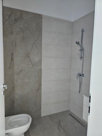 Apartament cu 3 camere semidecomandat în Exterior Est