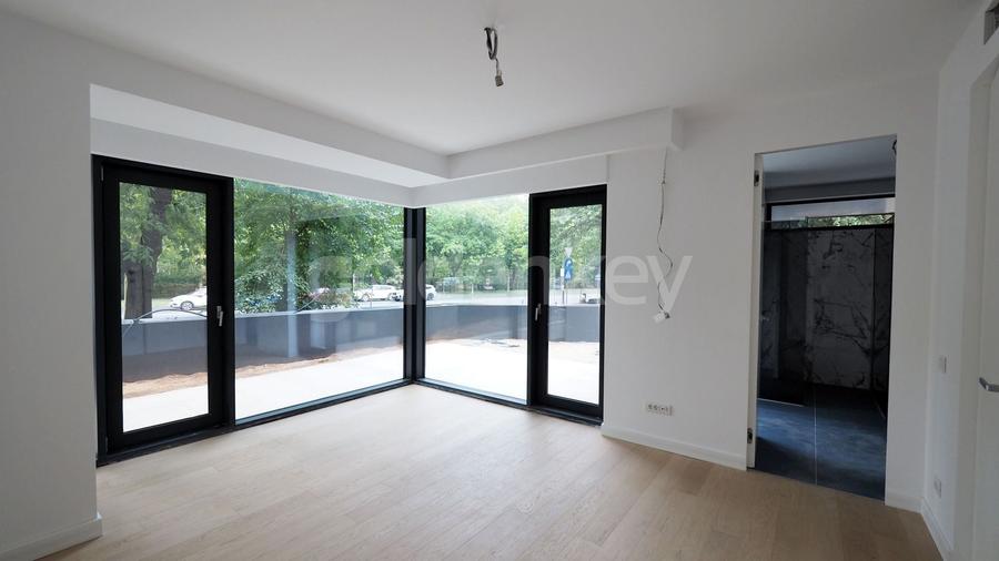 Apartament cu 3 camere semidecomandat în Aviatorilor