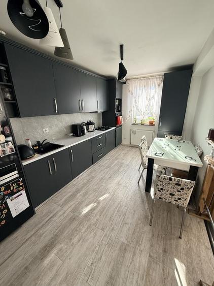 Apartament cu 3 camere decomandat în Florești