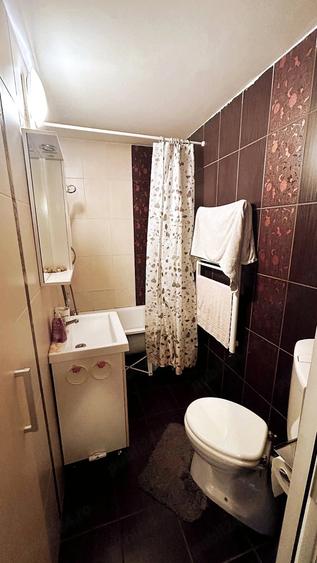 Apartament cu 3 camere semidecomandat în Schei