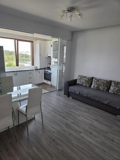 Apartament cu 3 camere semidecomandat în Berceni
