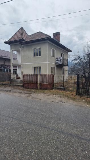 Casă individuală cu 4 camere cu Canalizare în Păușești-Măglași