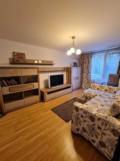 Apartament cu 3 camere semidecomandat în Teiul Doamnei